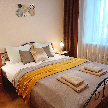Old Town Retreat With Stunning Views 2 Bedroom Apartment Nearby The Church Of Saint Peter Riga Bagian luar foto