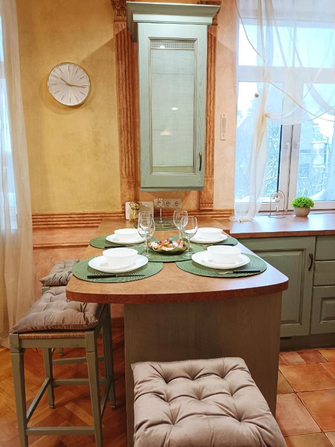 Old Town Retreat With Stunning Views 2 Bedroom Apartment Nearby The Church Of Saint Peter Riga Bagian luar foto