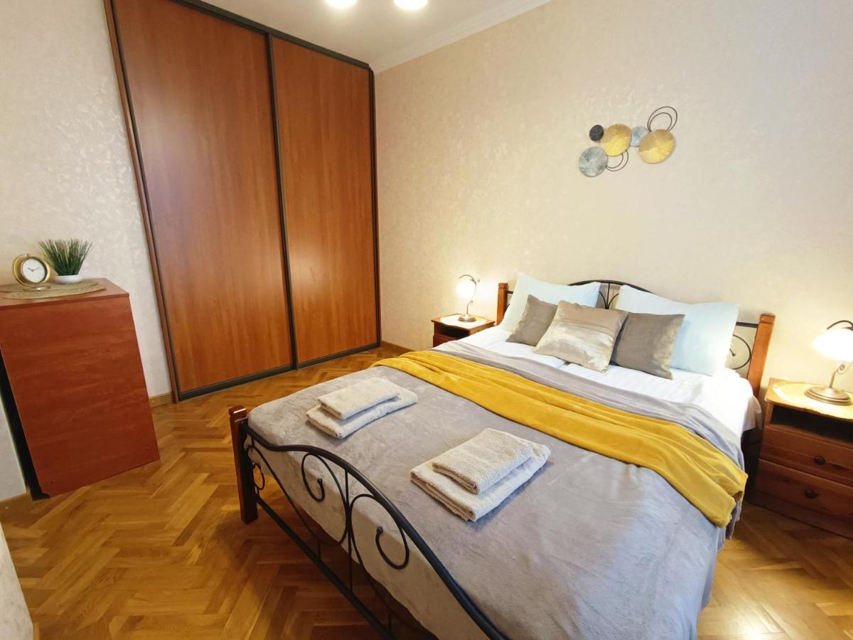 Old Town Retreat With Stunning Views 2 Bedroom Apartment Nearby The Church Of Saint Peter Riga Bagian luar foto