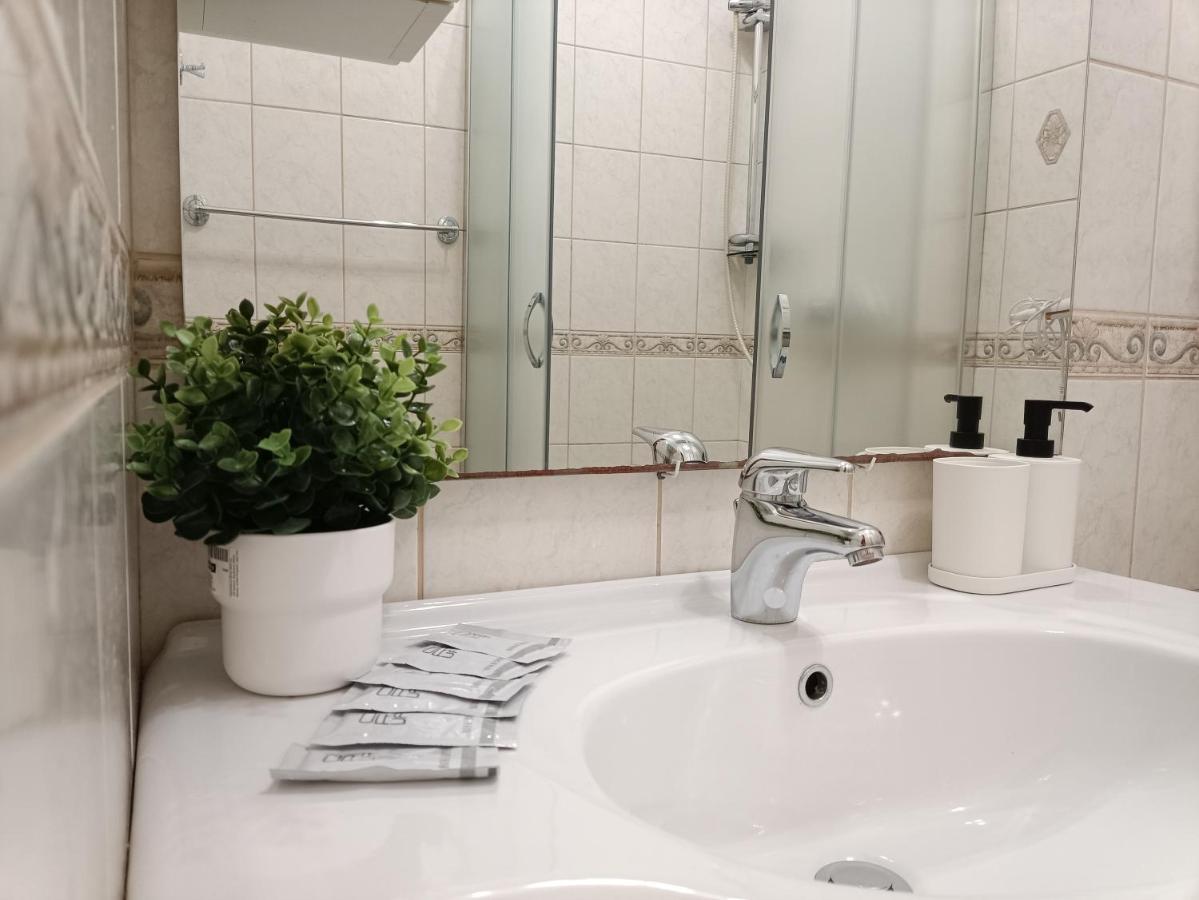 Old Town Retreat With Stunning Views 2 Bedroom Apartment Nearby The Church Of Saint Peter Riga Bagian luar foto