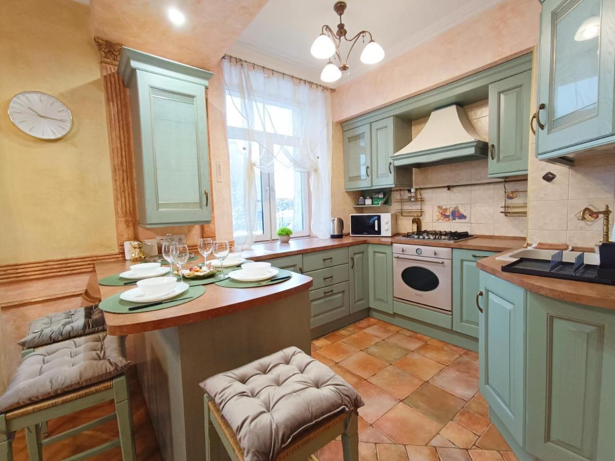 Old Town Retreat With Stunning Views 2 Bedroom Apartment Nearby The Church Of Saint Peter Riga Bagian luar foto